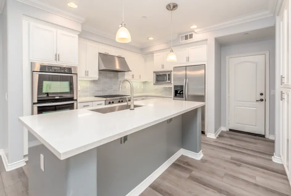 White Kitchen with Stainless Steel Finishing